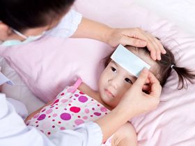 Trẻ sốt viêm họng, cha mẹ cần làm gì?
