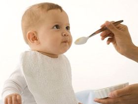 Những cách giúp bé không còn ngậm khi ăn