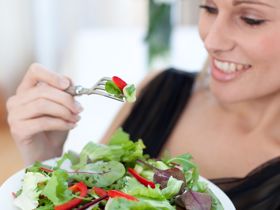 Chế độ ăn uống lành mạnh giúp bạn trị mụn hiệu quả
