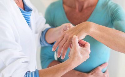 Cách khắc phục đau khớp cổ tay hiệu quả từ sản phẩm thảo dược 