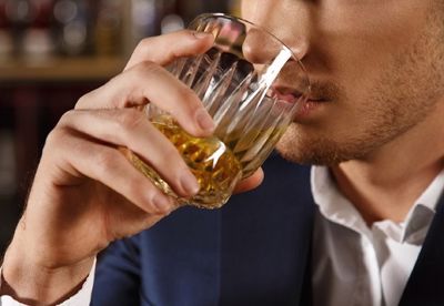 Đau họng sau khi uống rượu - Đối phó và làm dịu cơn đau thế nào?