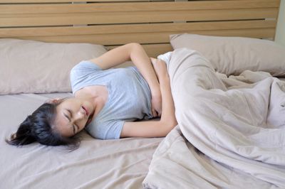 Tình trạng đau bụng kinh kéo dài có thể gây ra biến chứng như thế nào?