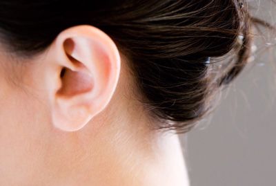 Bị ù tai trái thường xuyên: Nguyên nhân tại sao?