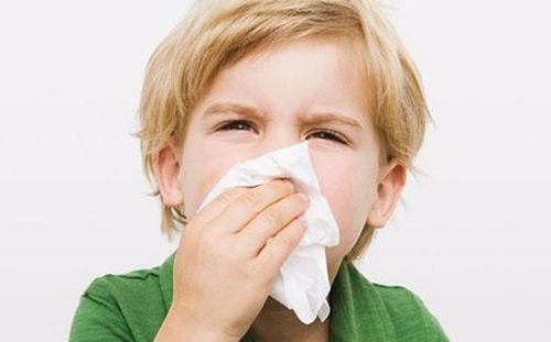 Trẻ bị viêm mũi họng có nên dùng kháng sinh không?