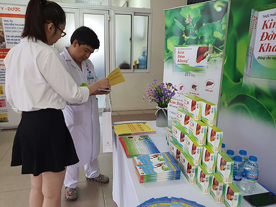 Bác sĩ đọc báo cáo nghiên cứu của TPBVSK Kim Đởm Khang tại gian trưng bày