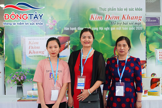 Các đại biểu tham quan gian trưng bày của sản phẩm Kim Đởm Khang