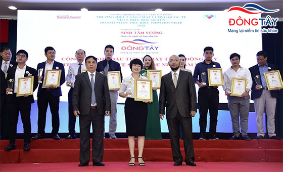  Đại diện Đông Tây lên nhận giải thưởng cho nhãn hàng Ninh Tâm Vương