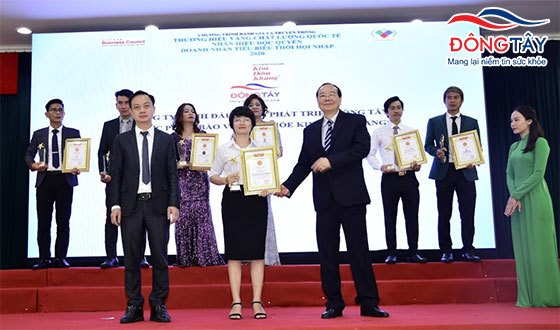 Đại diện Đông Tây lên nhận giải thưởng cho nhãn hàng Kim Đởm Khang
