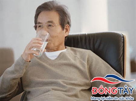  Uống nhiều nước để tránh biến chứng da khô trong bệnh tiểu đường