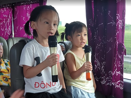 Các ca sỹ nhí Đông Tây tự tin biểu diễn văn nghệ trên xe