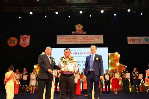 Đại diện công ty nhận Danh hiệu Thương hiệu – Nhãn hiệu tin dùng 2019 cho sản phẩm Ninh Tâm Vương