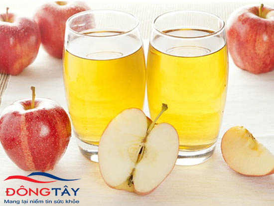 Uống nước ép táo có thể giúp giảm cơn đau hạ sườn phải