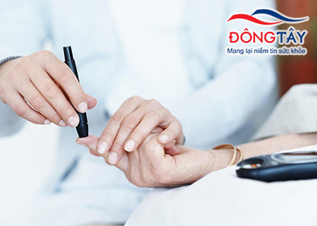 Kiểm tra đường huyết thường xuyên khi sử dụng Diamicron